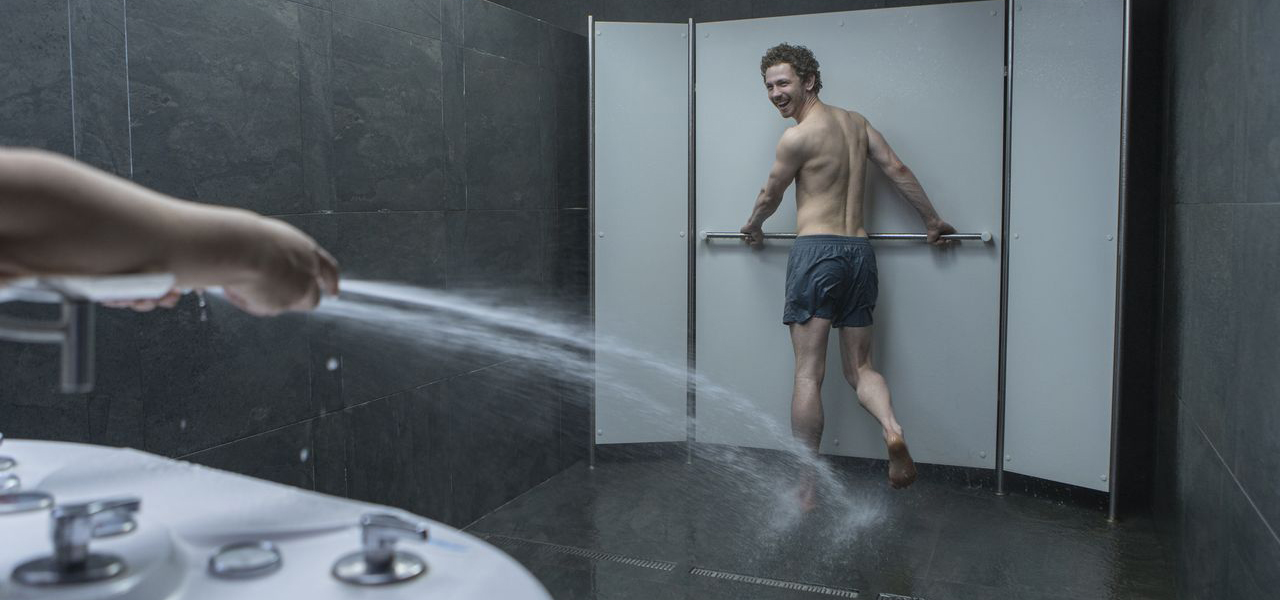 Фотография счастливого мужчниы принимающего душ